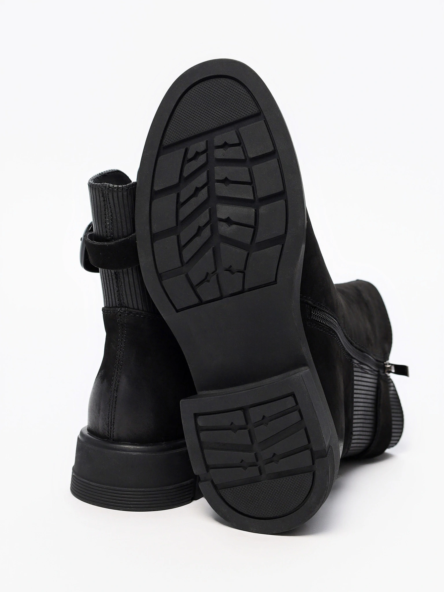 Ботинки черного цвета на широком среднем каблуке